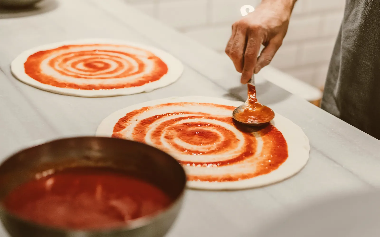 Molho de tomate espalhado na massa