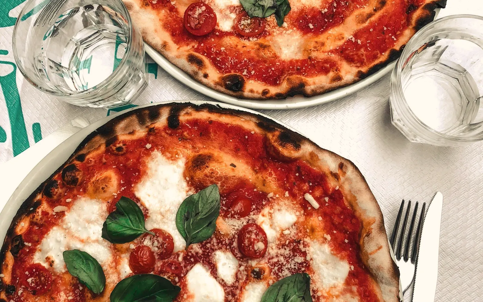 Pizzas servidas na mesa